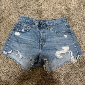 Levis 501 medium wash shorts size 25